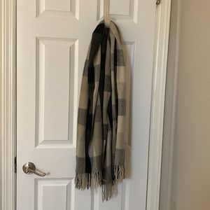 Large neutral scarf